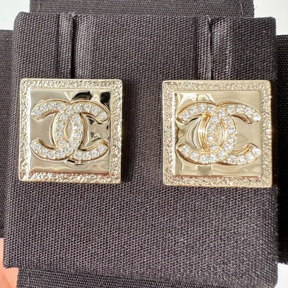 2023P CHANEL RUNWAY SQUARE GOLD CC LOGO WHITE CRYSTALS EARRINGS STUDS - Picture 2 of 14